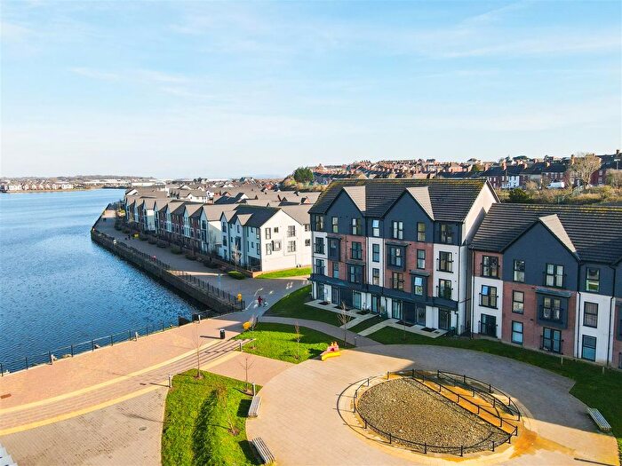 2 Bedroom Flat For Sale In Ffordd Penrhyn, Barry, CF62