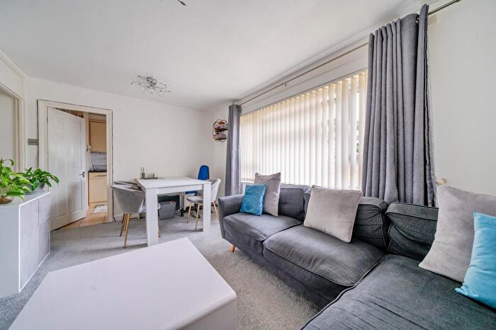 1 Bedroom Flat For Sale In High Wycombe, Downley, Buckinghamshire, HP13