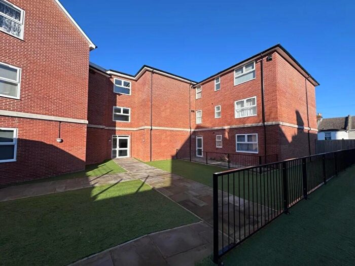 2 Bedroom Flat To Rent In Redvers Road, Chatham, Kent, ME4