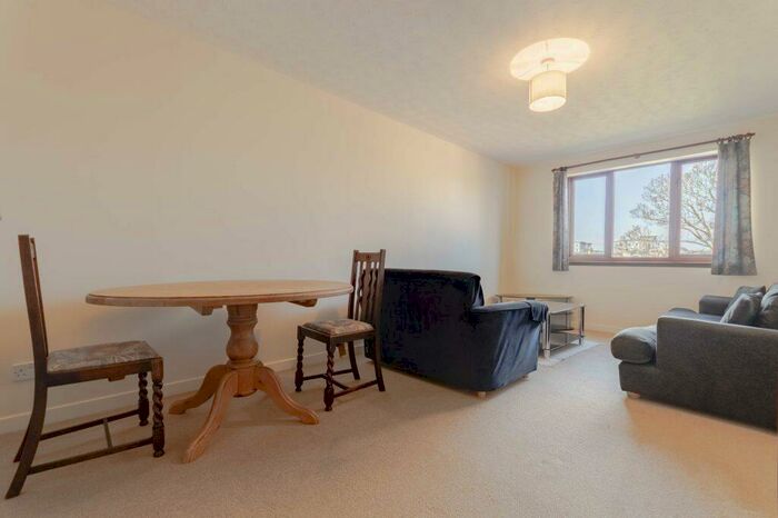 2 Bedroom Flat To Rent In L &# Hawthornden Place, Edinburgh, EH7