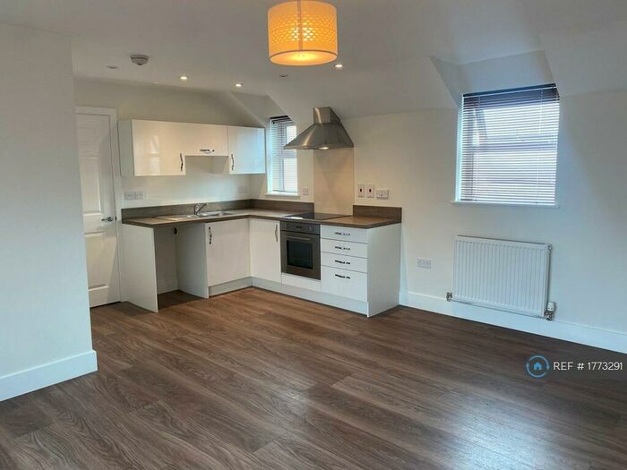 1 Bedroom Flat To Rent In Ackland Close, Bideford, EX39