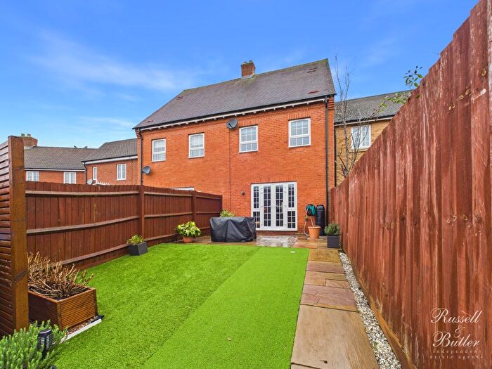 3 Bedroom Town House For Sale In Whitehead Way, Buckingham, Buckinghamshire, MK18