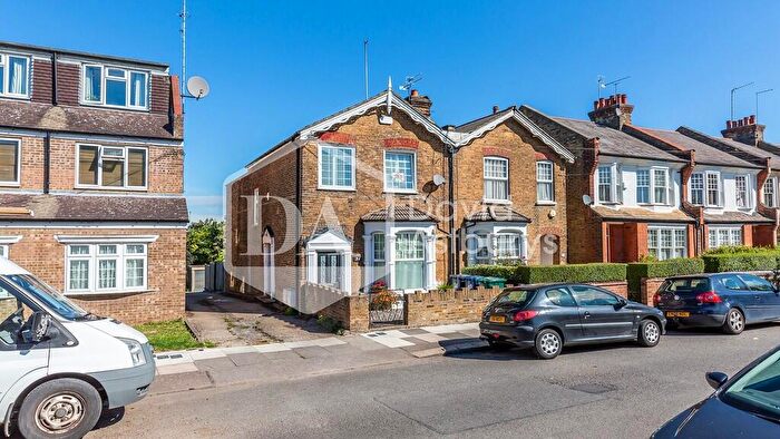 2 Bedroom Apartment To Rent In Holly Park Road, London, N11