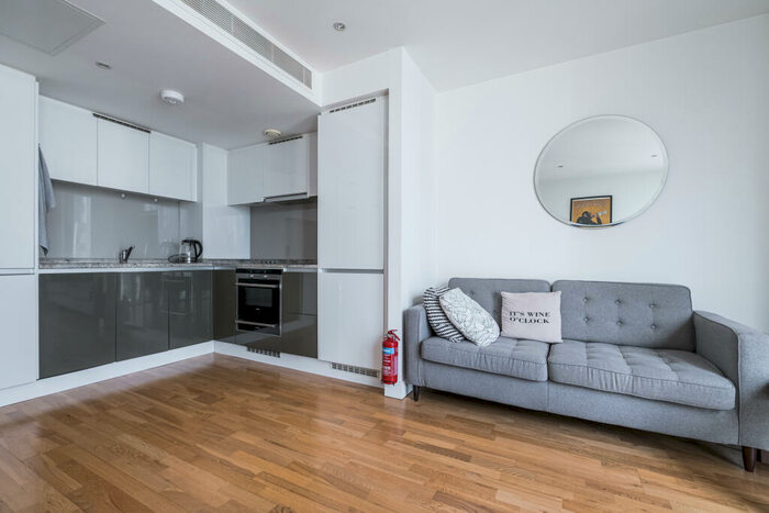 1 Bedroom Apartment To Rent In The Landmark, Canary Wharf, E14