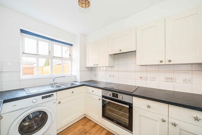 2 Bedroom Flat To Rent In Massingberd Way, London, SW17