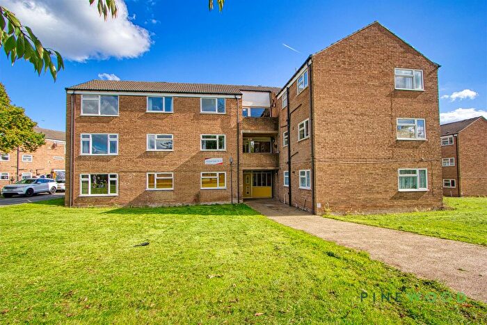 1 Bedroom Flat For Sale In Oakamoor Close, Holme Hall, Chesterfield, Derbyshire, S40