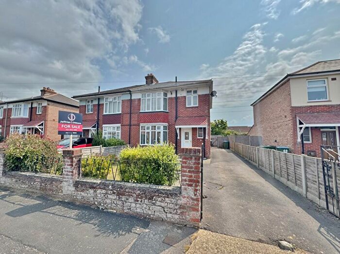 3 Bedroom Semi-Detached House For Sale In Birdwood Grove, Fareham, PO16