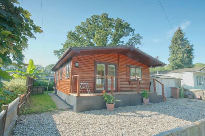 2 Bedroom Park Home For Sale In Pebble Hill, Abingdon, OX14