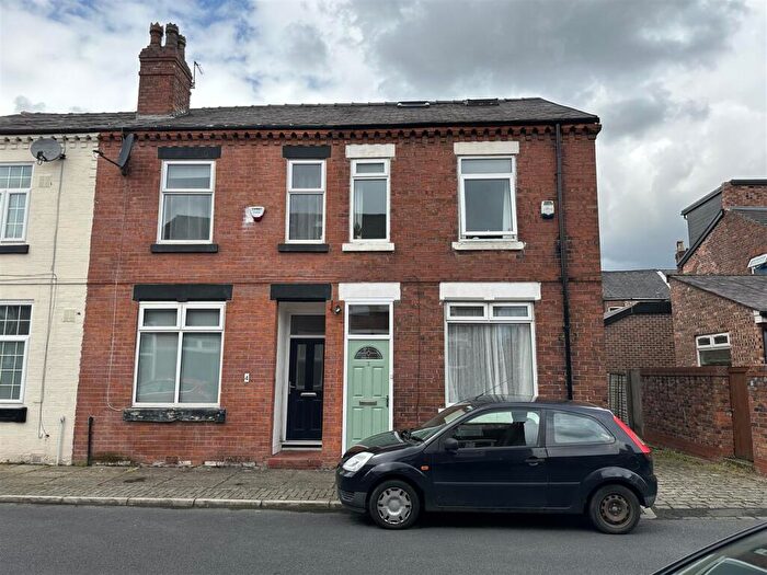 4 Bedroom Property To Rent In Hall Grove, Rusholme, £-pppw, M14