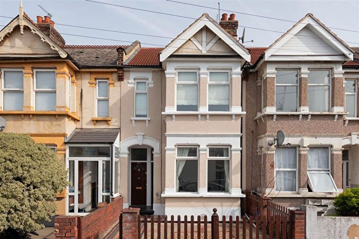 2 Bedroom Flat For Sale In Park Avenue, Barking, IG11