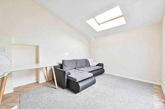 2 Bedroom Flat To Rent In Racton Road, Fulham, London, SW6