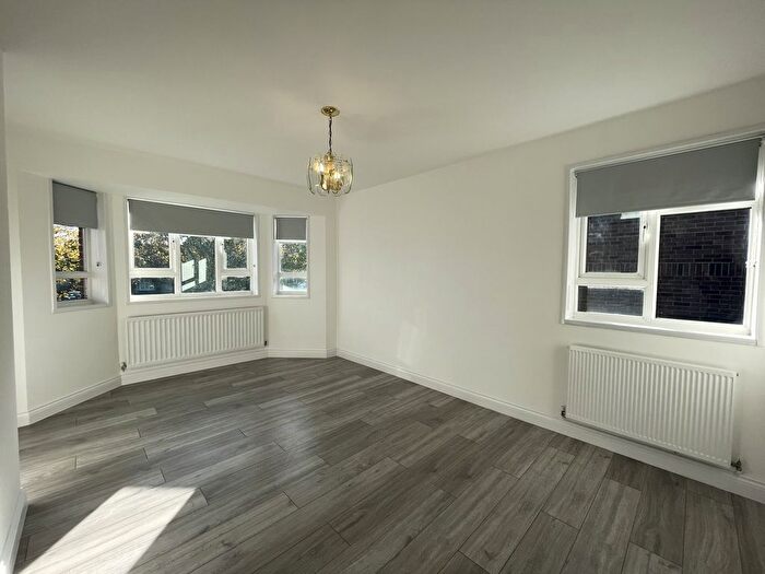3 Bedroom Flat To Rent In Trevena Court, Avenue Road, London, N14