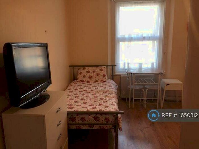 Studio To Rent In Green Lanes, London, N8