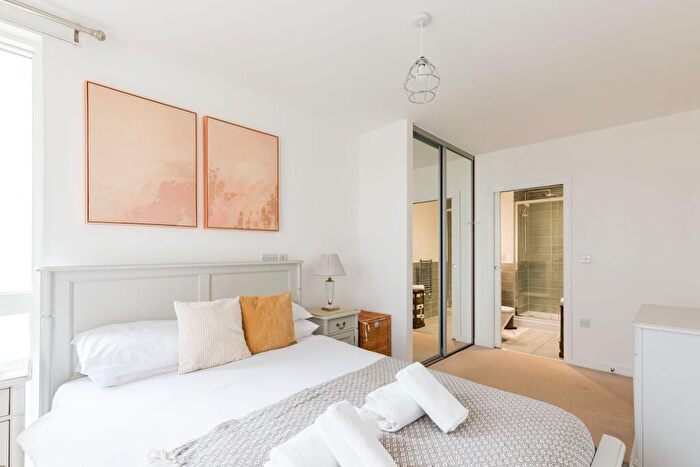 2 Bedroom Flat To Rent In Lamington Heights, Poplar, London, E14