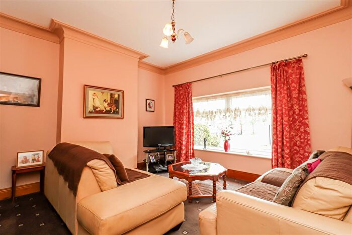 3 Bedroom Terraced House For Sale In Doncaster Road, Wakefield, WF1