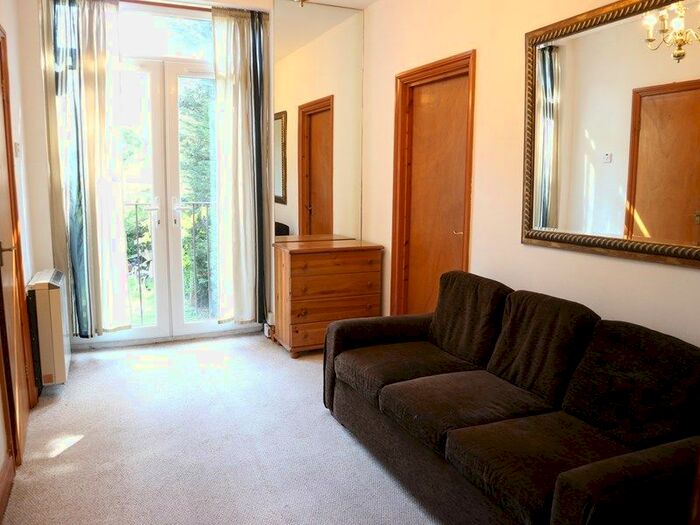 1 Bedroom Flat To Rent In Oaktree House, North Ealing, London, Greater London, W5