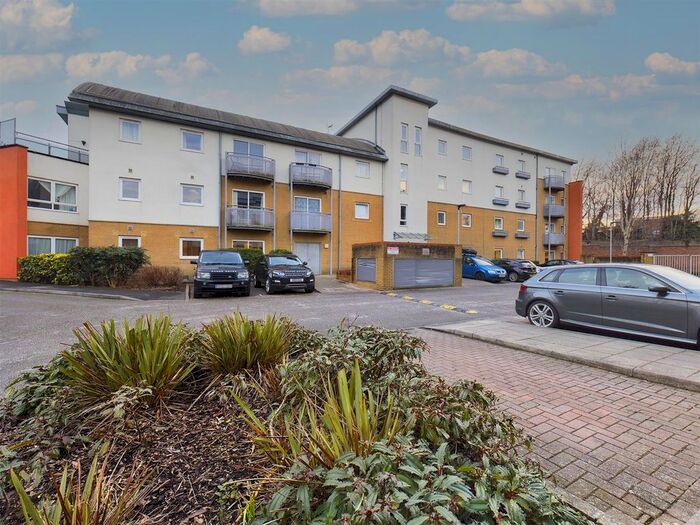 2 Bedroom Flat To Rent In Trafalgar Gardens, Crawley, West Sussex., RH10