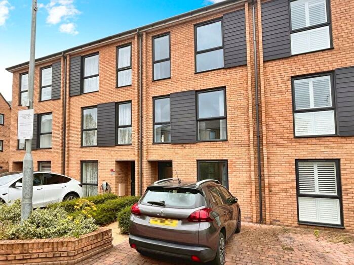 4 Bedroom Town House To Rent In Bobbin Close, Wallington, SM6