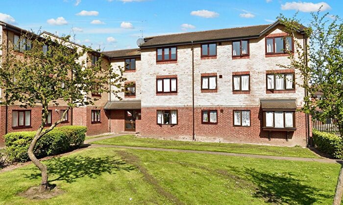 1 Bedroom Flat To Rent In Honey Close, Dagenham, RM10