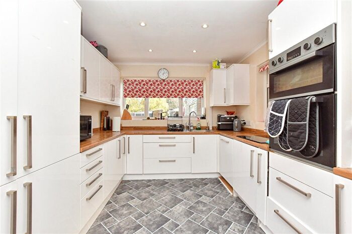 4 Bedroom Chalet For Sale In Roseleigh Road, Sittingbourne, Kent, ME10