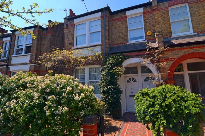 2 Bedroom Flat To Rent In Aylmer Road, London, Uk, W12