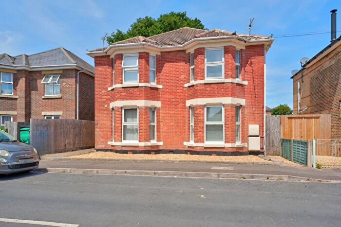 3 Bedroom Flat For Sale In Harcourt Road, Bournemouth, BH5