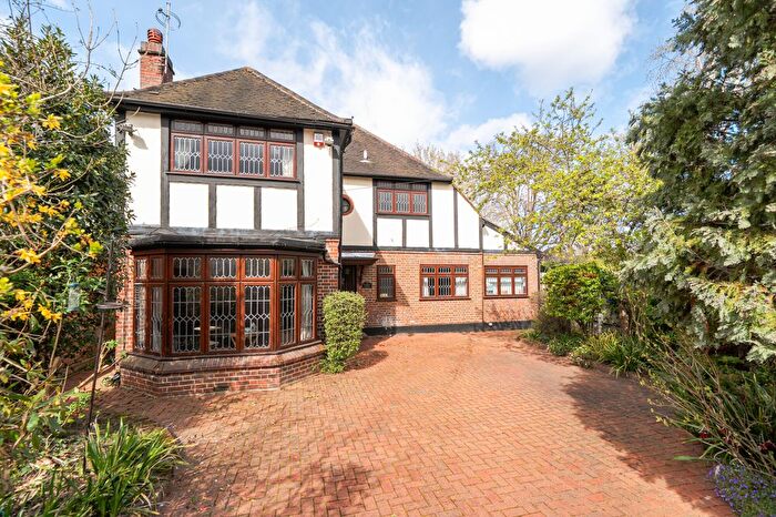 4 Bedroom Detached House For Sale In Manor Drive, Esher, KT10