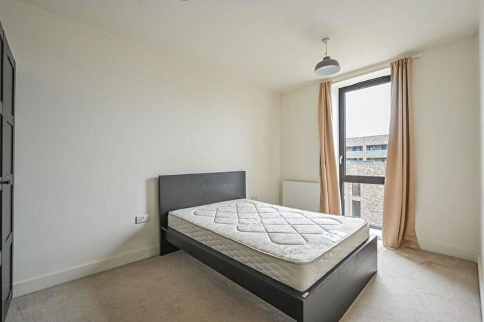 2 Bedroom Flat To Rent In Deauville Close, , Canary Wharf, London, E14