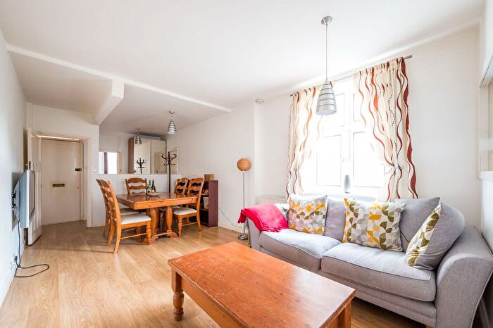 3 Bedroom Flat To Rent In Drake House, Stepney, London, E1