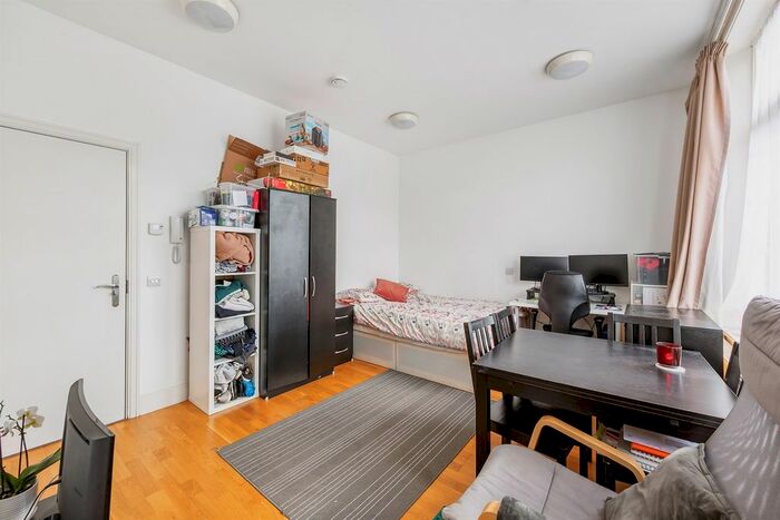 Studio To Rent In Uxbridge Road, London, W3
