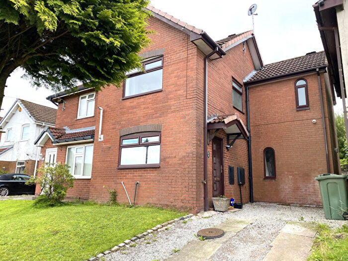 3 Bedroom Semi-Detached House For Sale In Burns Close, Moorside, Oldham, OL1
