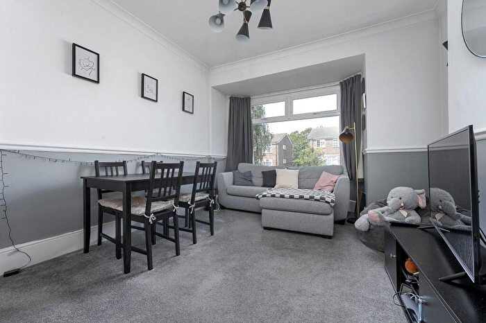 2 Bedroom Maisonette For Sale In Thicket Road, Sutton, SM1
