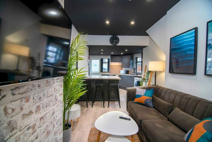 3 Bedroom End Of Terrace House To Rent In Tarbet Street - House Share - July, LA1