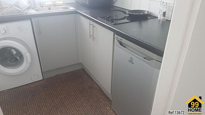 2 Bedroom Flat For Sale In Mansfield Court, Nottingham, NG5