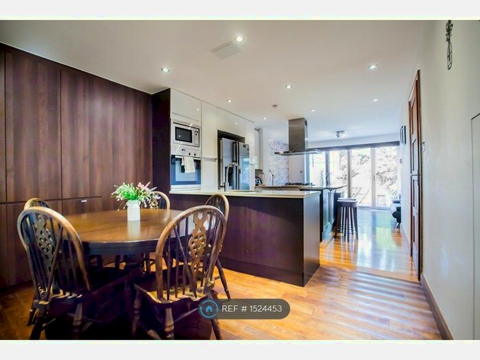 1 Bedroom Flat To Rent In Stanford Close, Hampton, TW12