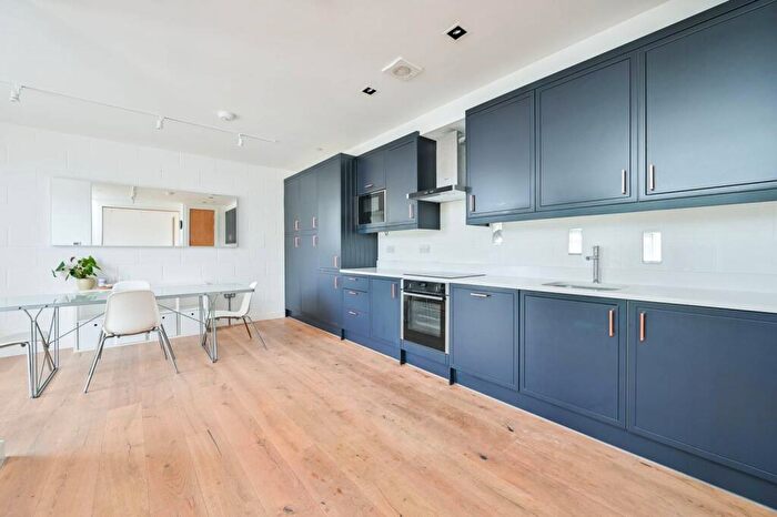 2 Bedroom Flat To Rent In Browning Street, Elephant And Castle, London, SE17