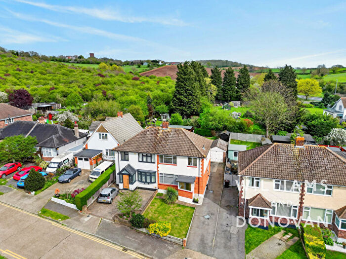 3 Bedroom Semi Detached House For Sale In Norwood Drive, South Benfleet, SS7