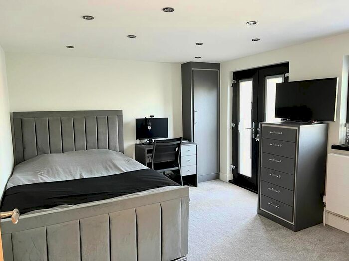 Property To Rent In Beehive Lane, Ilford, IG1