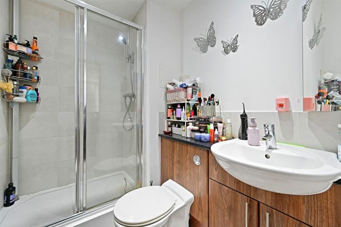 2 Bedroom Flat For Sale In Ealing Road, Brentford, TW8