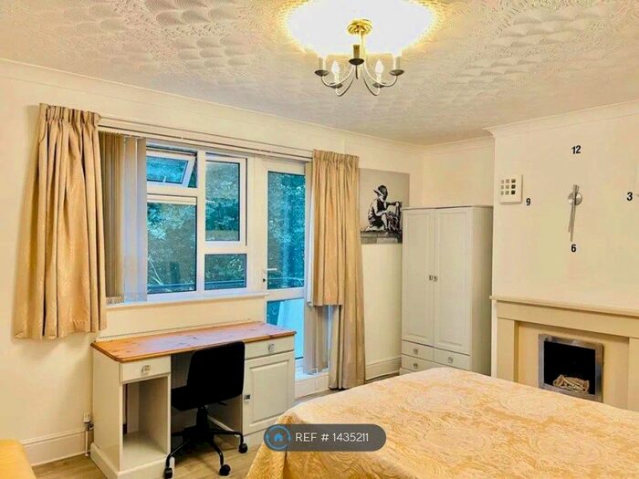 3 Bedroom Maisonette To Rent In Yorke Street, Southsea, PO5