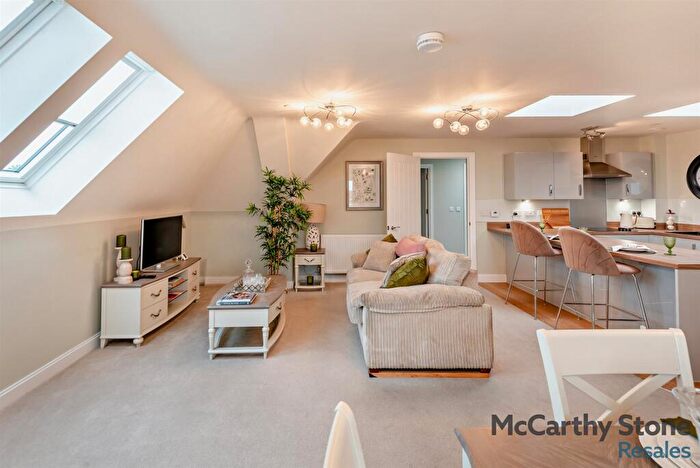 2 Bedroom Apartment For Sale In Westpole Avenue, Barnet, EN4
