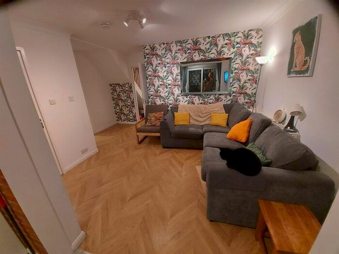 5 Bedroom Property To Rent In Moorland Way, Exeter EX4