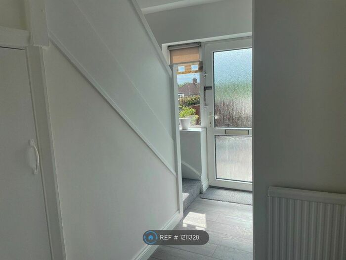 2 Bedroom Flat To Rent In Tudor Parade, Rickmansworth, WD3