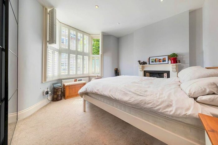 2 Bedroom Flat To Rent In Warriner Gardens, Battersea Park, London, SW11