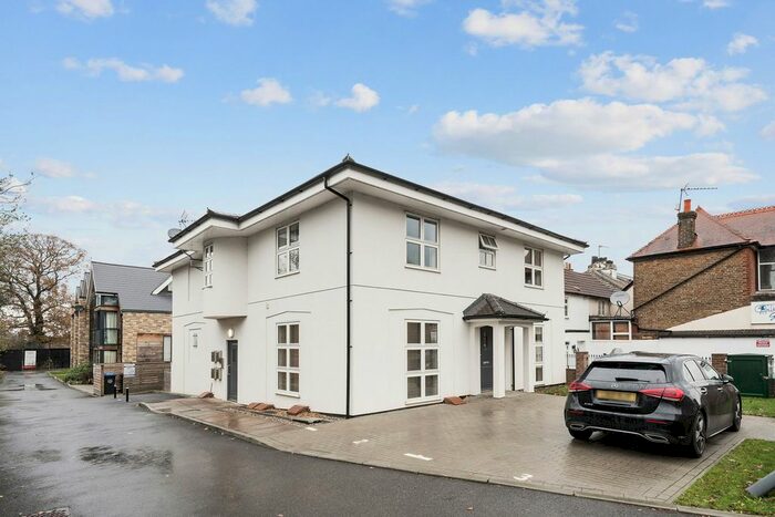 1 Bedroom Flat To Rent In Ditton Grove, Esher, KT10