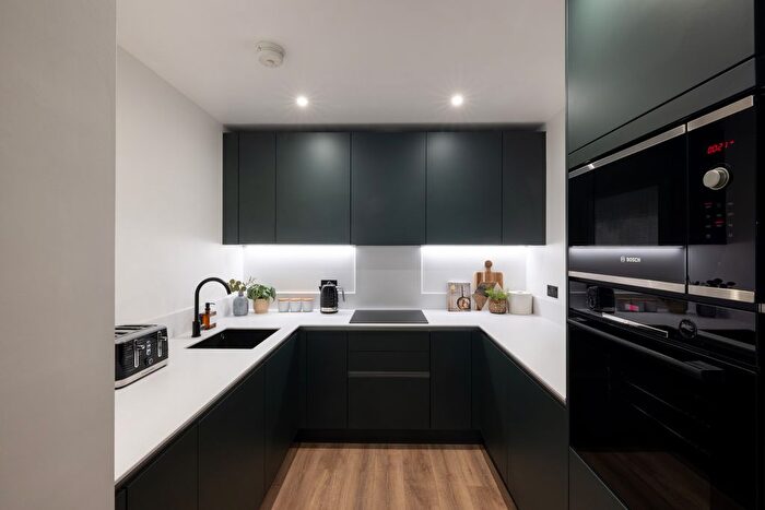 1 Bedroom Flat For Sale In Hawks Raod, Kingston Upon Thames, KT1