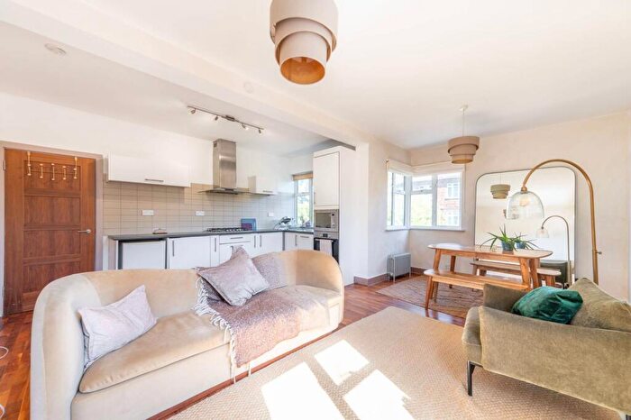 2 Bedroom Flat To Rent In Brondesbury Park, Brondesbury Park, London, NW6