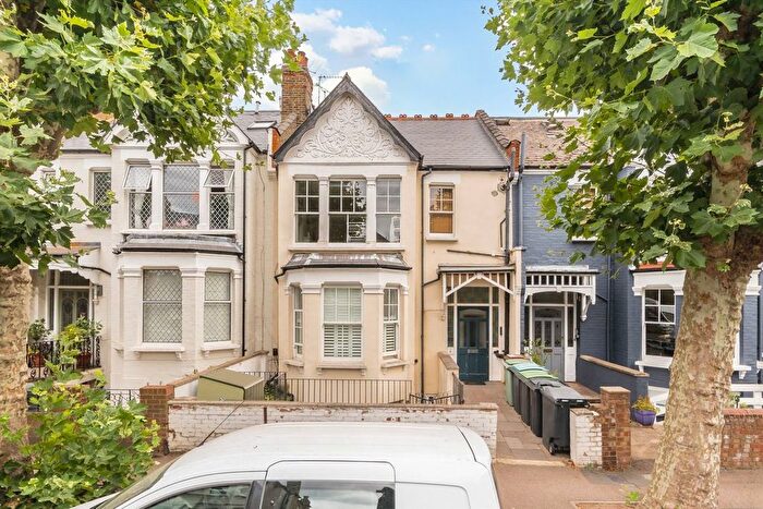 2 Bedroom Flat For Sale In Methuen Park, London, N10