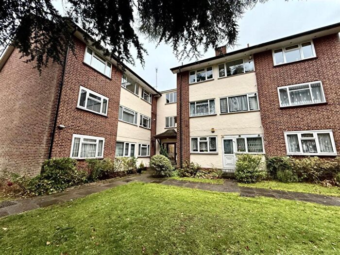 2 Bedroom Flat For Sale In Rydal Close, Holders Hill Road, London, Greater London, NW4