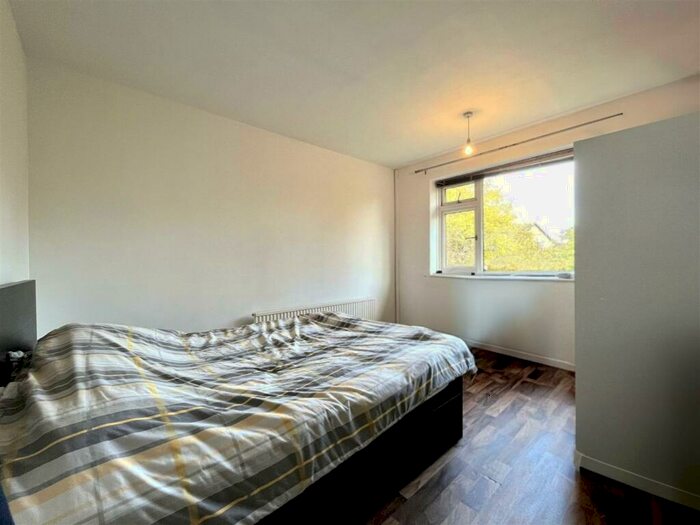 2 Bedroom Apartment To Rent In Brooklands Crescent, Sale, M33